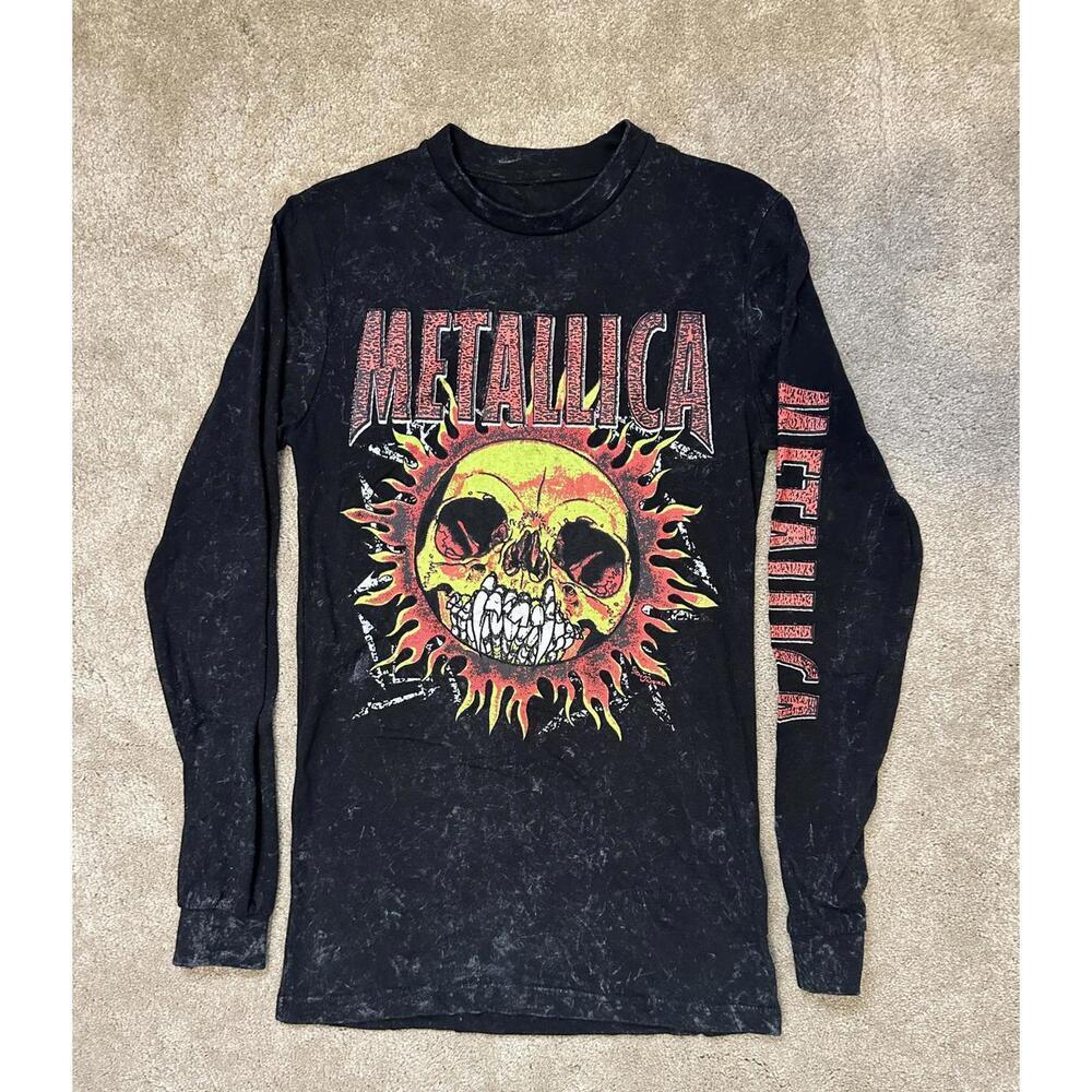 Men’s Small Metallica Concert Long Sleeve T-Shirt Flaming Skull Black and Gray